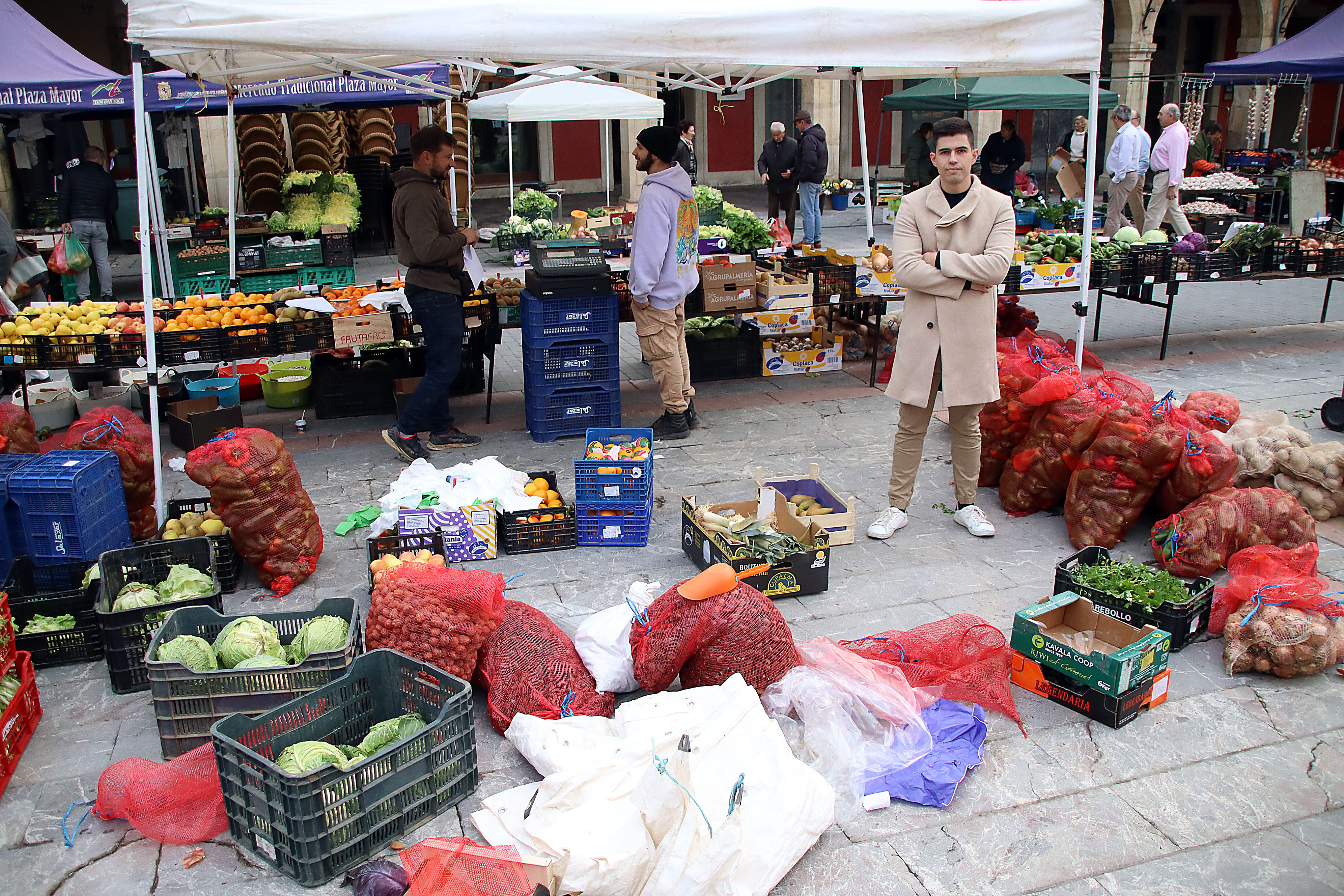 Sergio Alfaro con productos del mercado de la plaza Mayor de León