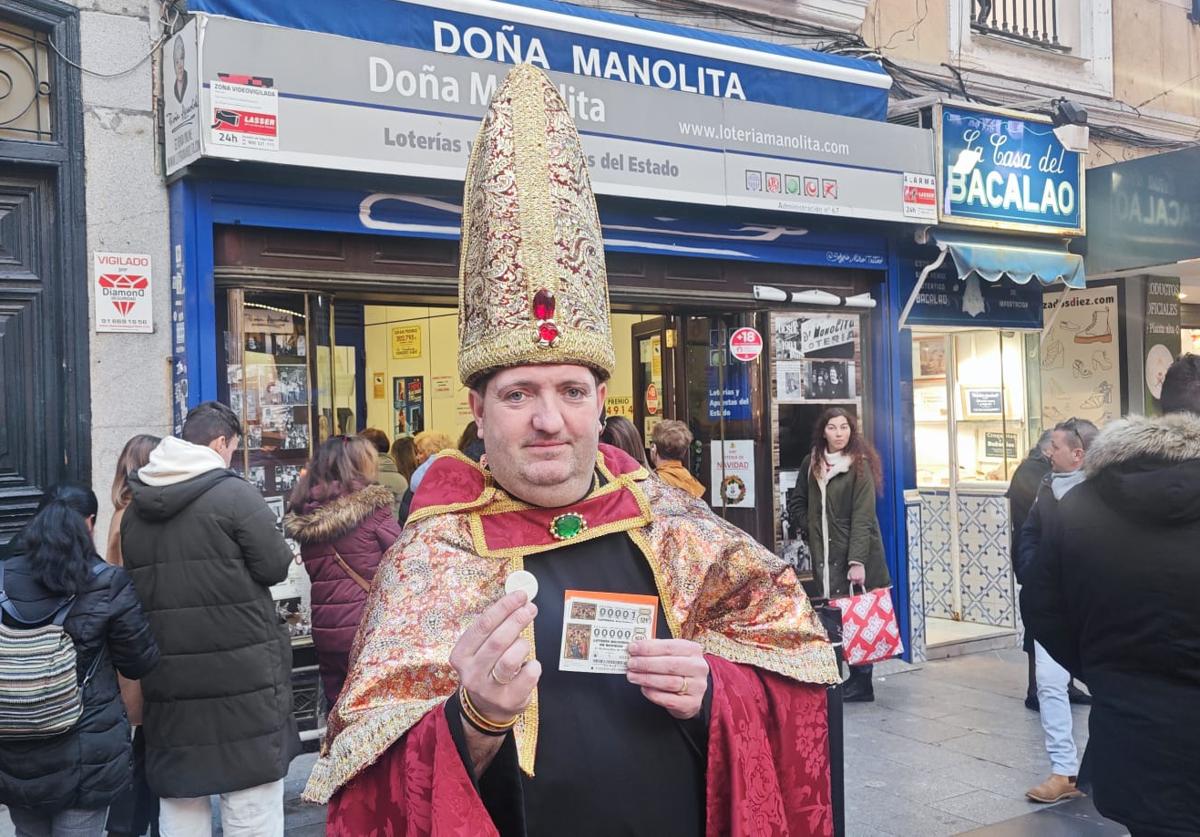 El obispo leonés de la lotería, Juan López, bendice los décimos a las puertas de doña Manolita.