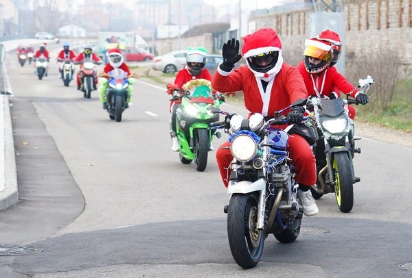 Celebración de la sexta edición de la Papanoelada motera.
