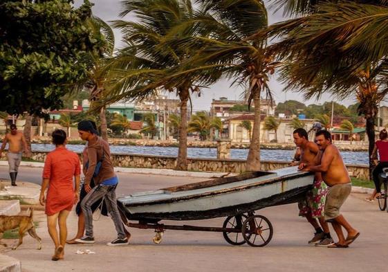 Habitantes de Cuba en sus calles.