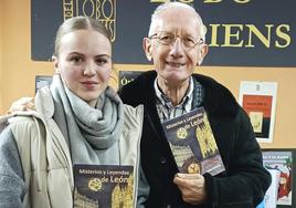 El escritor leonés Carlos Taranilla junto a la ilustradora leonesa Laura Sevillano.