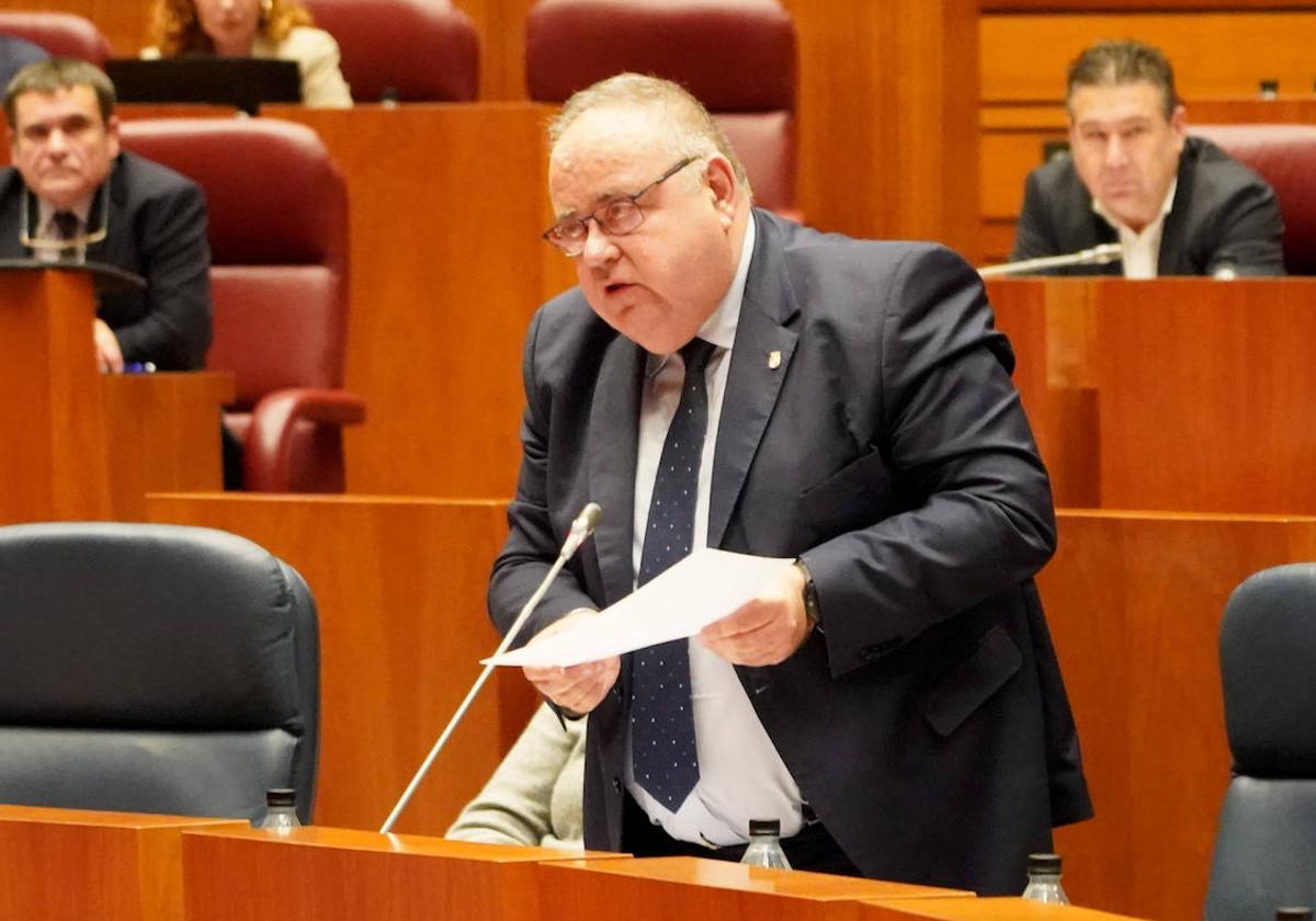 El consejero de Sanidad, Alejandro Vázquez, durante su intervención en el Pleno de las Cortes de Castila y León.