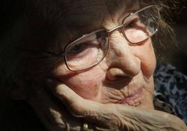 Imagen de archivo de la cara de una anciana apoyada en su mano.