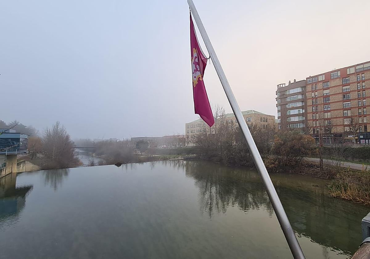 El frío se ha dejado sentir durante toda la jornada en la capital leonesa.