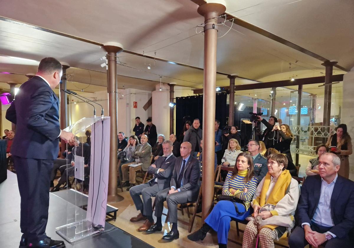 Imagen principal - El Museo Botines dedica en 2024 sus exposiciones al leonés Eduardo López, a la revolución de la escultura y a James Ensor