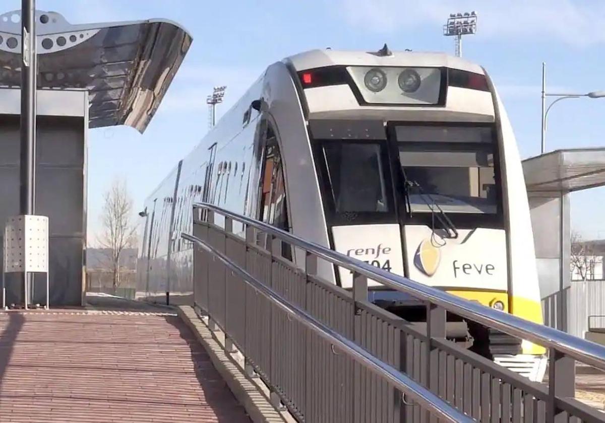 Imagen de un tren de Feve en el apeadero de La Asunción. .