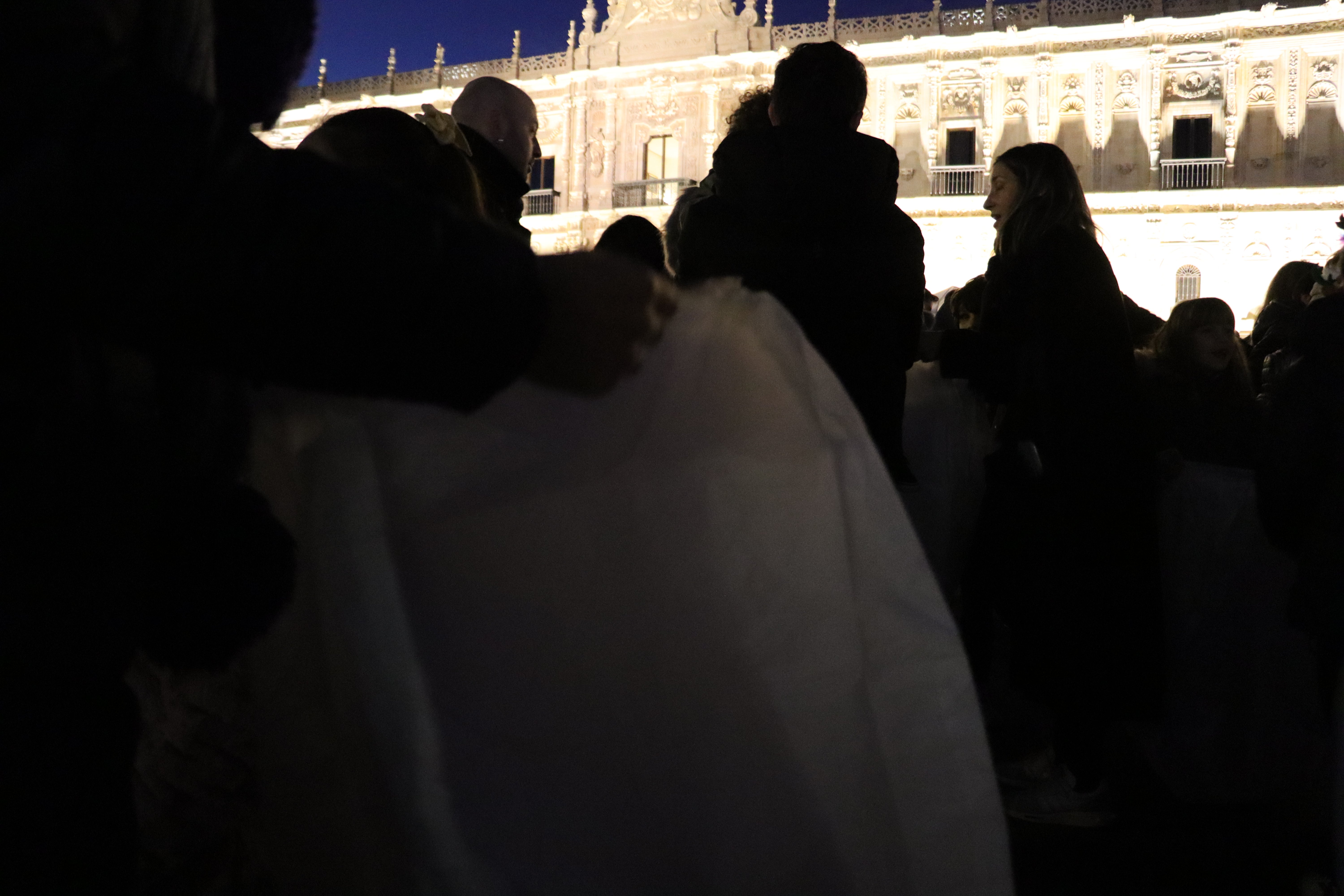 Mil farolillos iluminan el cielo de León