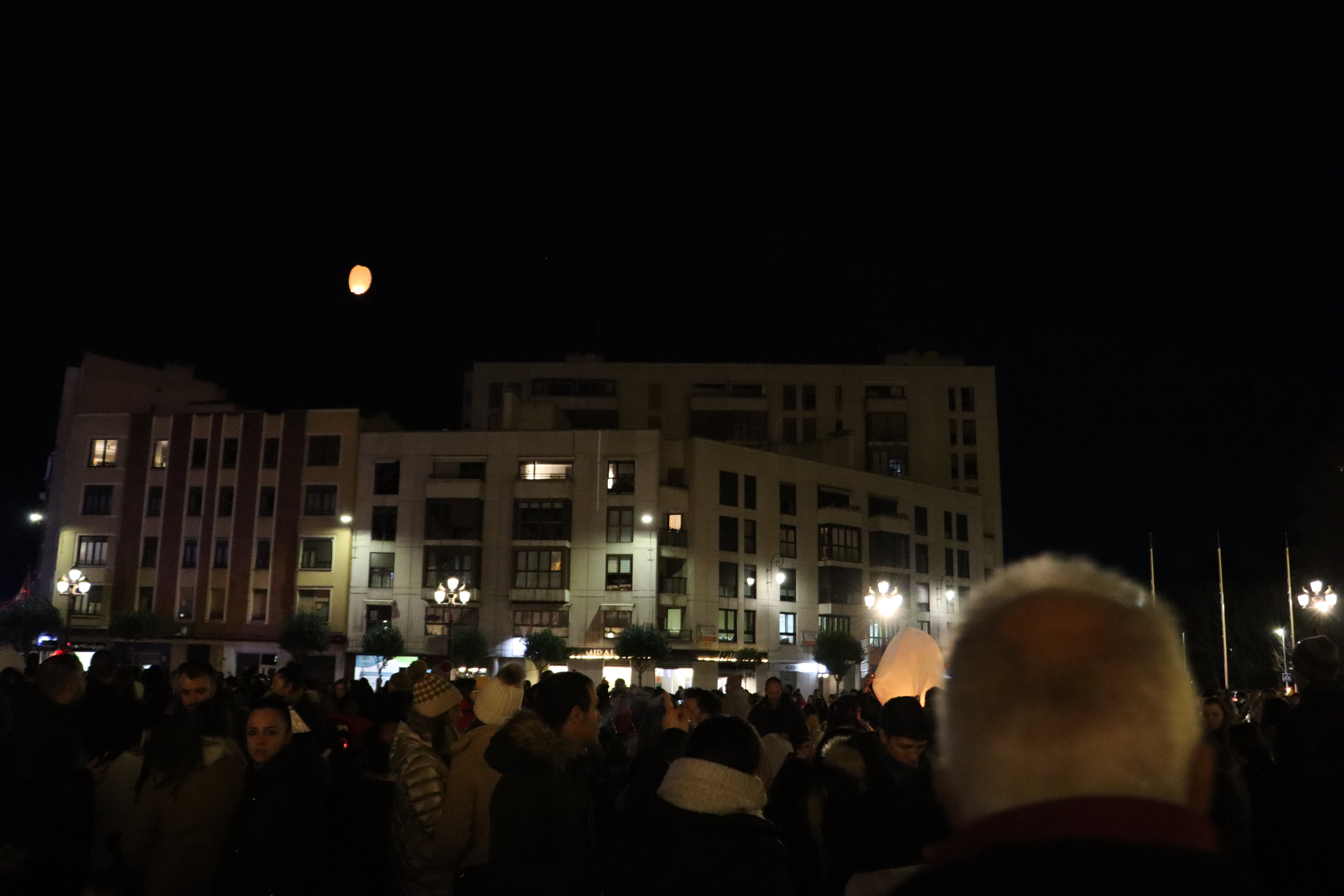 Mil farolillos iluminan el cielo de León