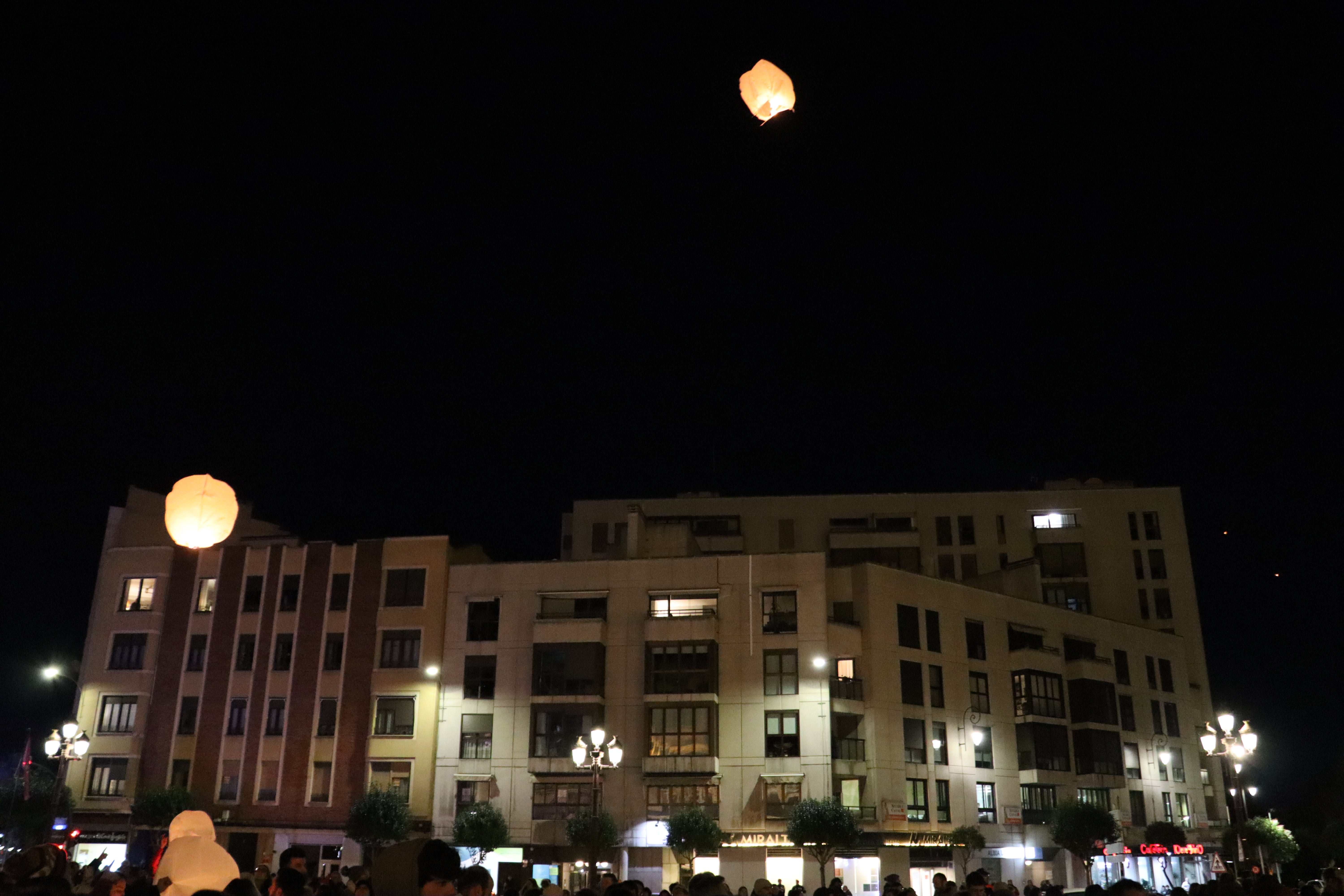 Mil farolillos iluminan el cielo de León