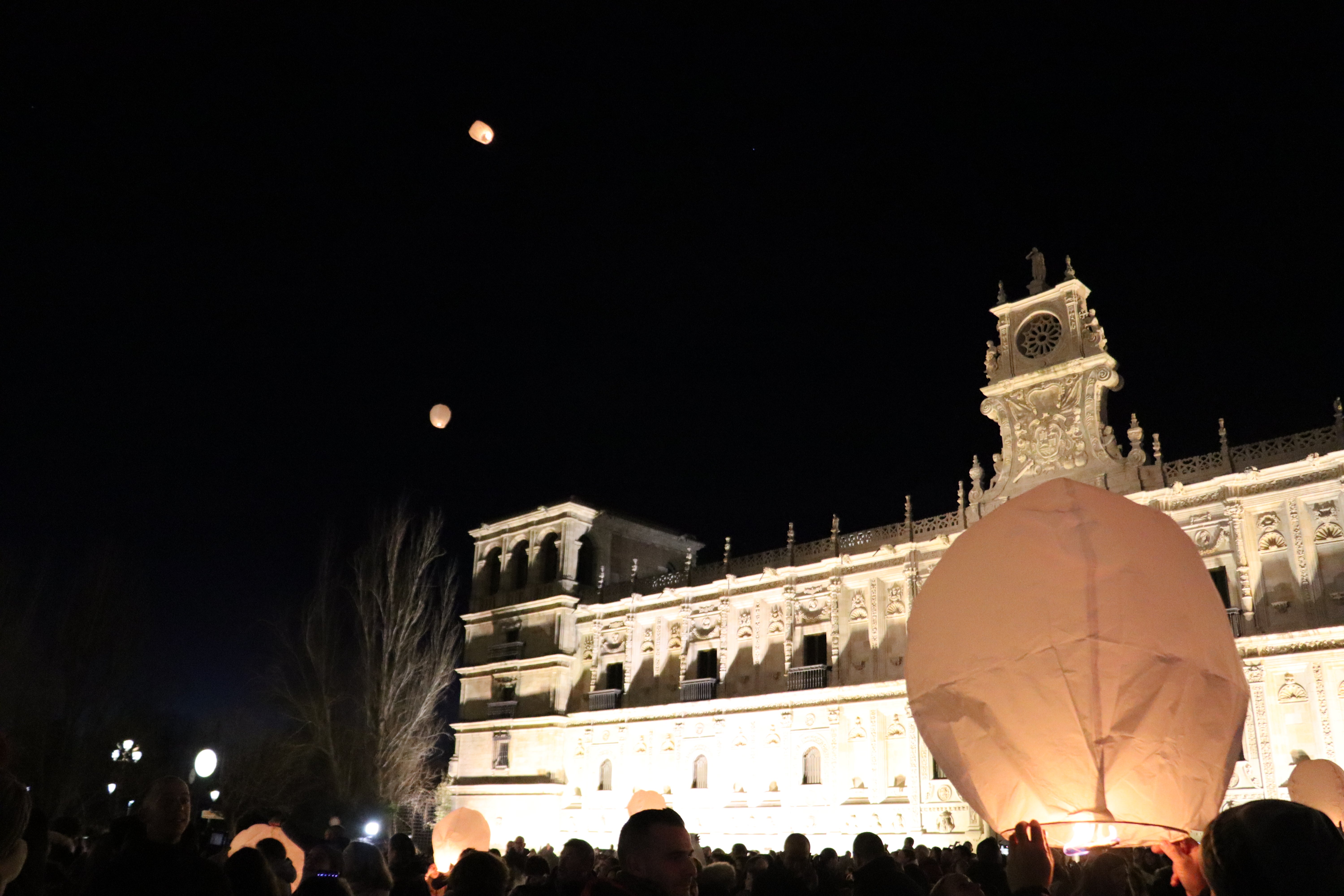 Mil farolillos iluminan el cielo de León