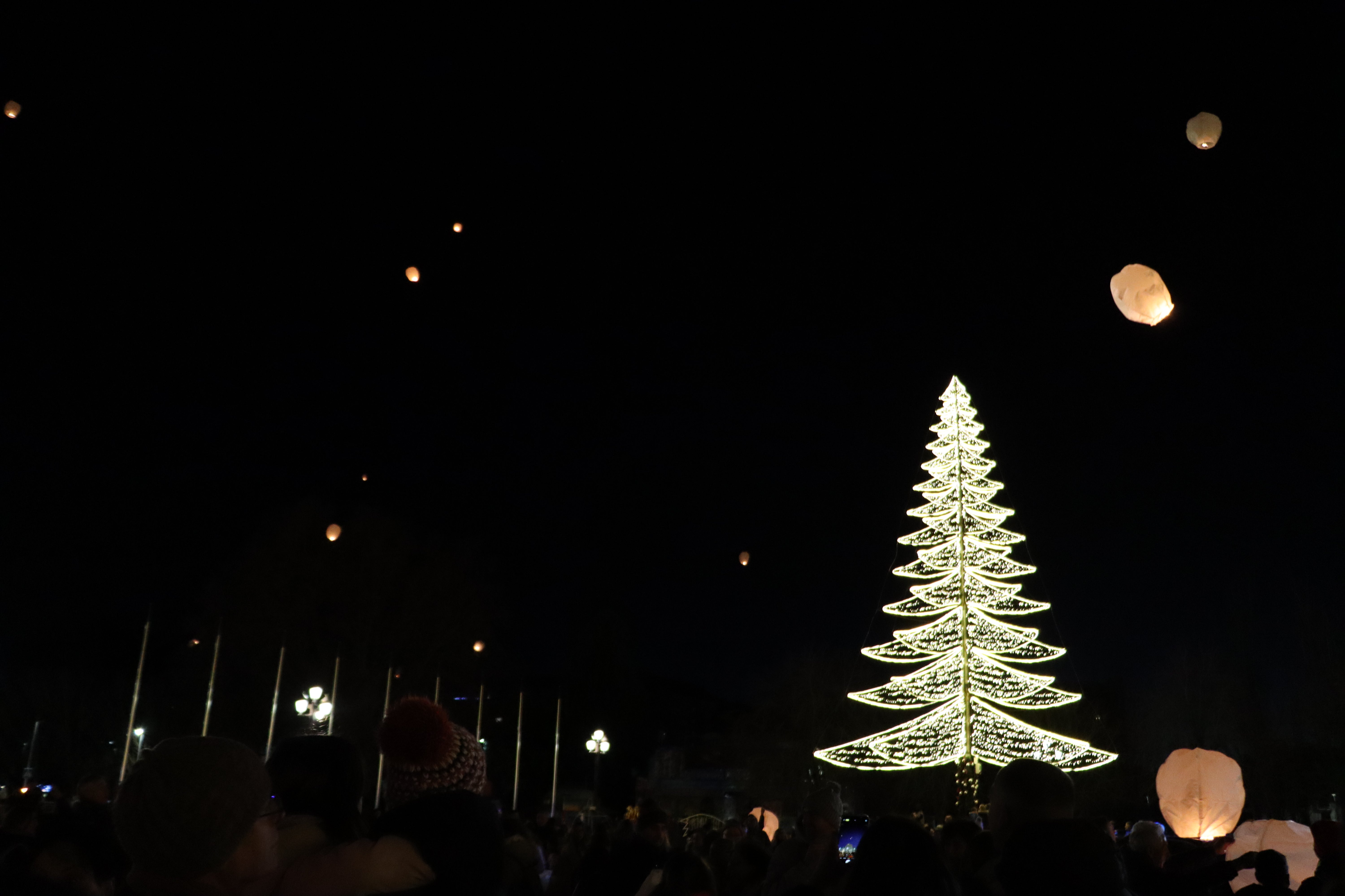 Mil farolillos iluminan el cielo de León