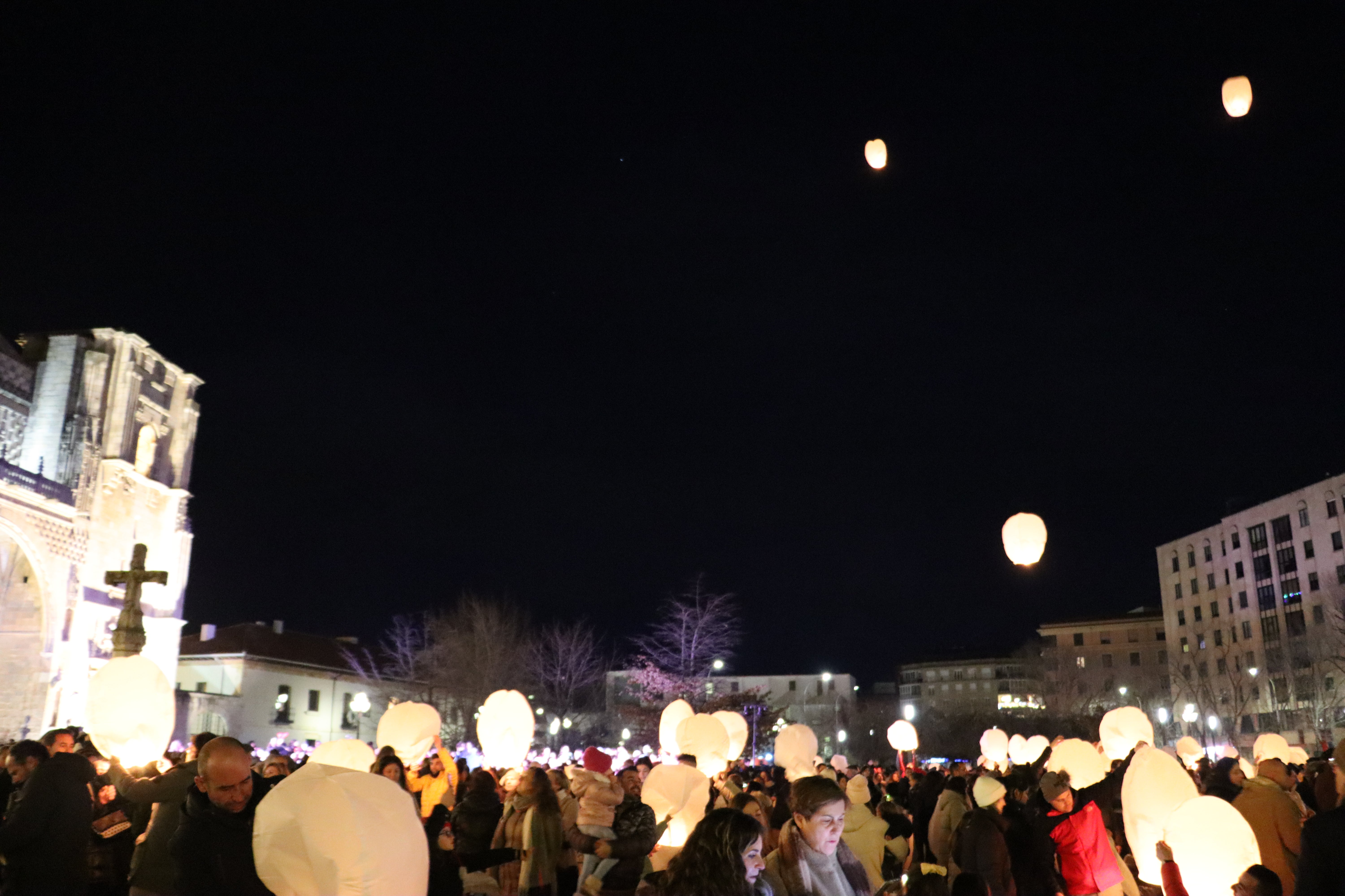 Mil farolillos iluminan el cielo de León