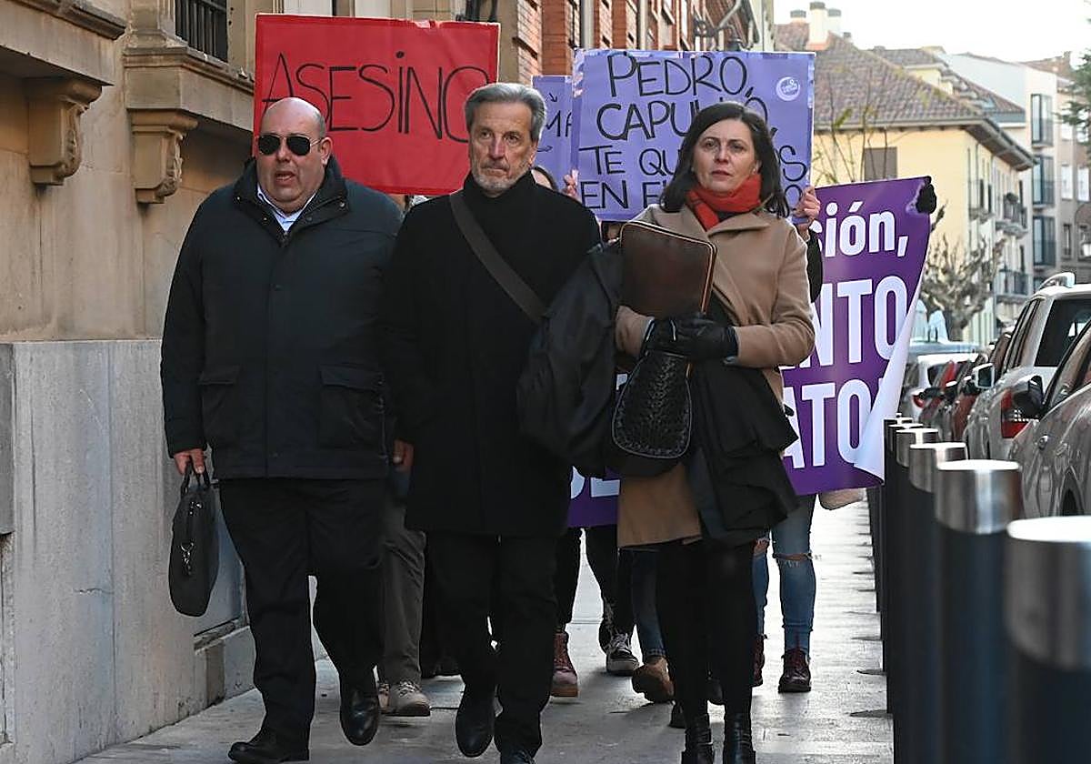 Pedro Muñoz a su llagada a la Audiencia Provincial, seguido de feministas bercianas.