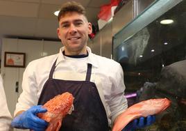 Sergio Fernández muestra los pescados menos típicos en eventos familiares.