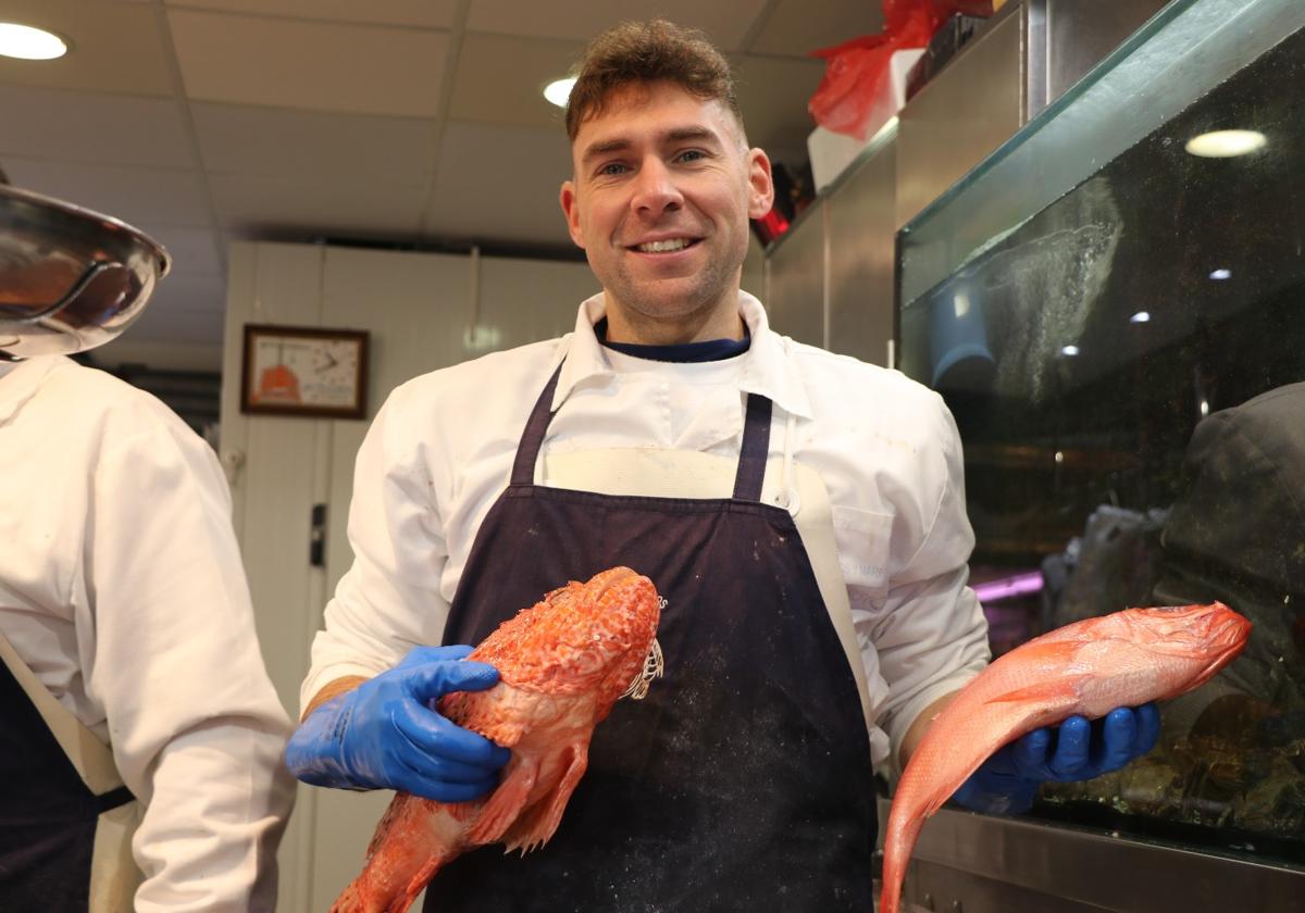 Sergio Fernández muestra los pescados menos típicos en eventos familiares.