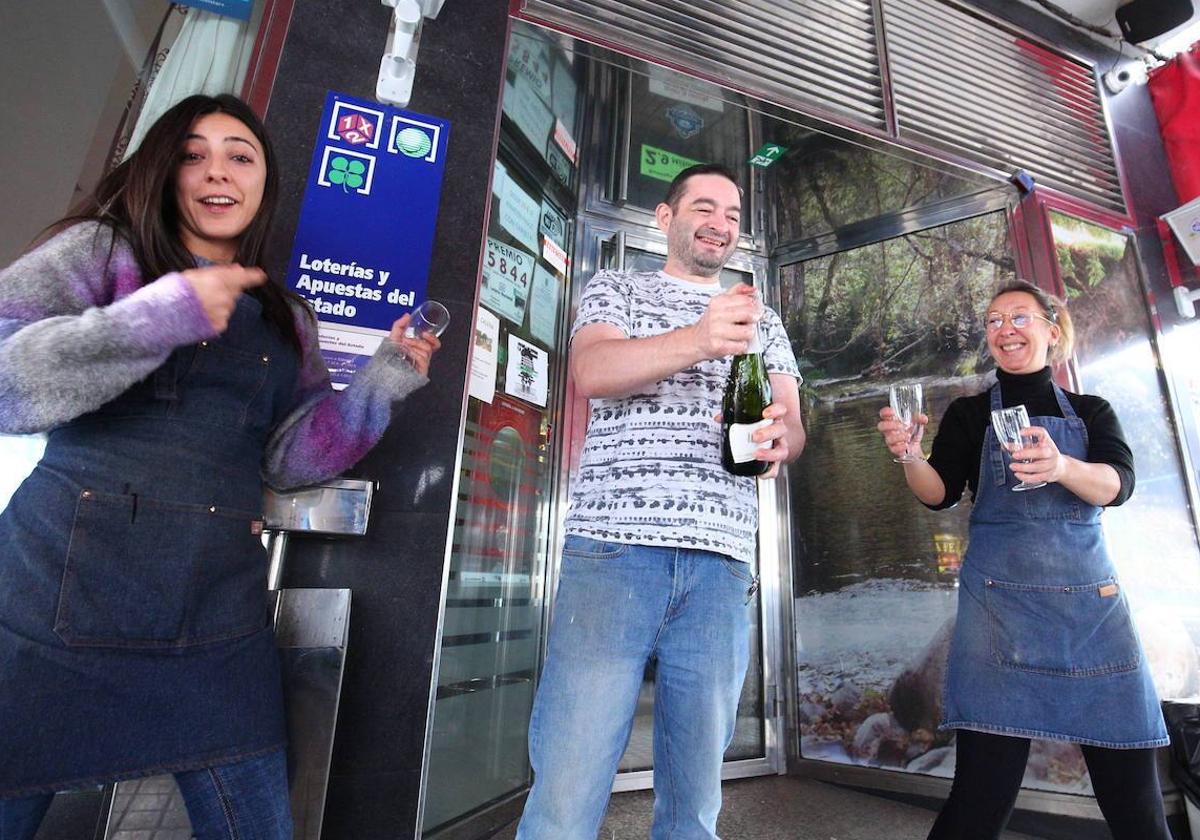 El bar Moderno en Columbrianos repartió el Gordo de Navidad en 2022.