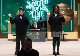 Yesica Paola Valencia y Francisco Moreno cantan el segundo premio, el número 58303