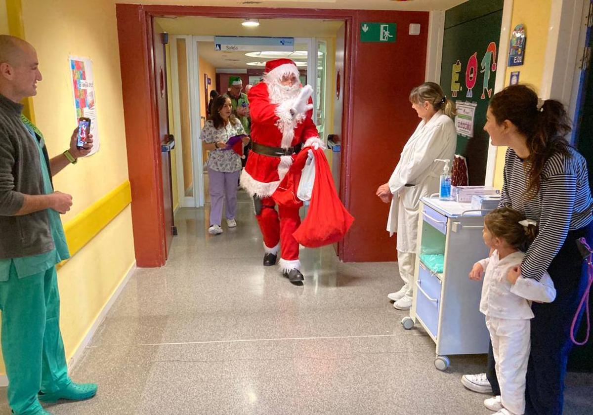 Papá Noel por los pasillos del Hospital de León.