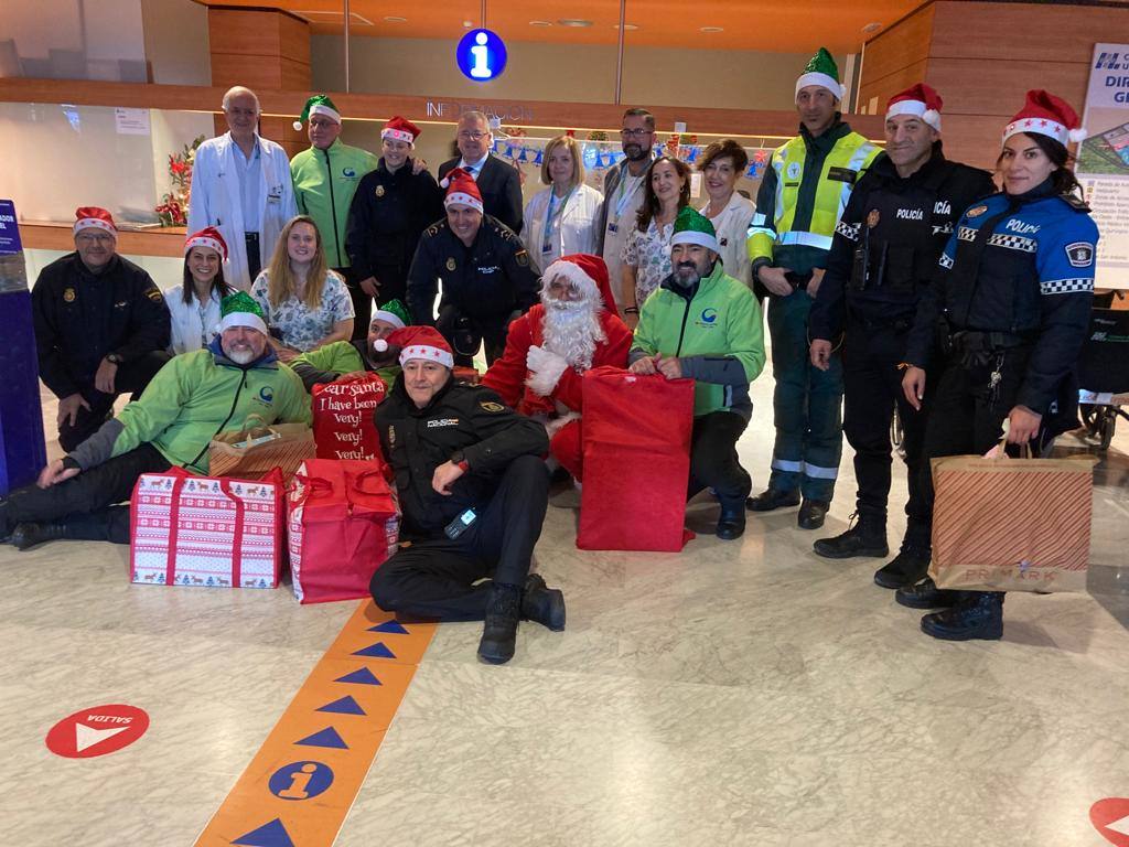 Papá Noel visita el Hospital de León