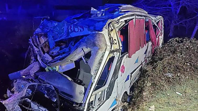 Un herido grave tras precipitarse un autobús por un puente en Linares de Riofrío