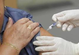 Vacunación de una mujer frente a la gripe.