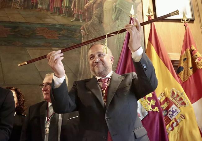 Gerardo Álvarez Courel toma posesión en León como presidente de Diputación tras el pacto del Psoe con UPL.