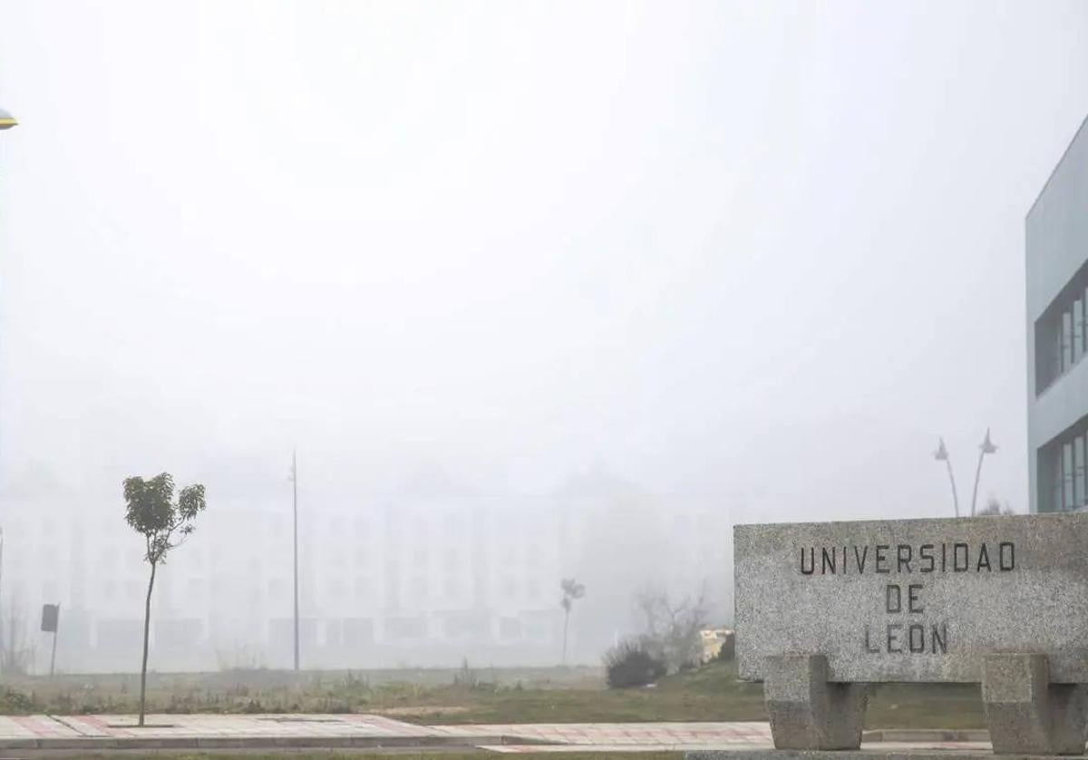 El campus de Vegazana bajo la niebla en una imagen de archivo.