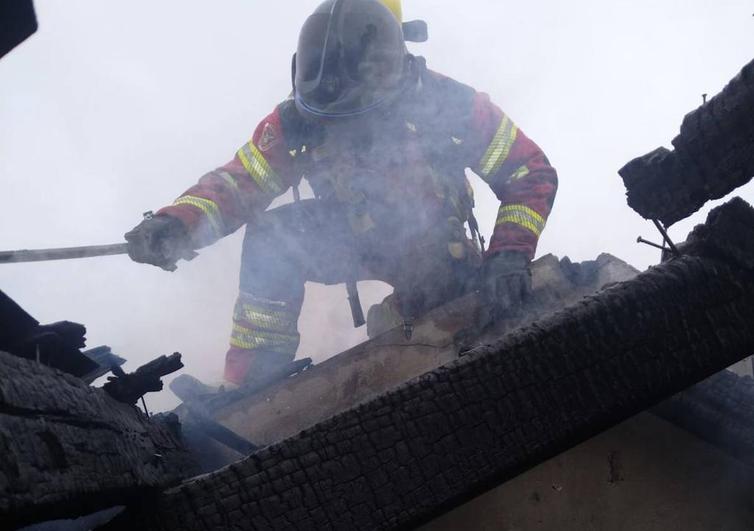 Un bombero durante la intervención.