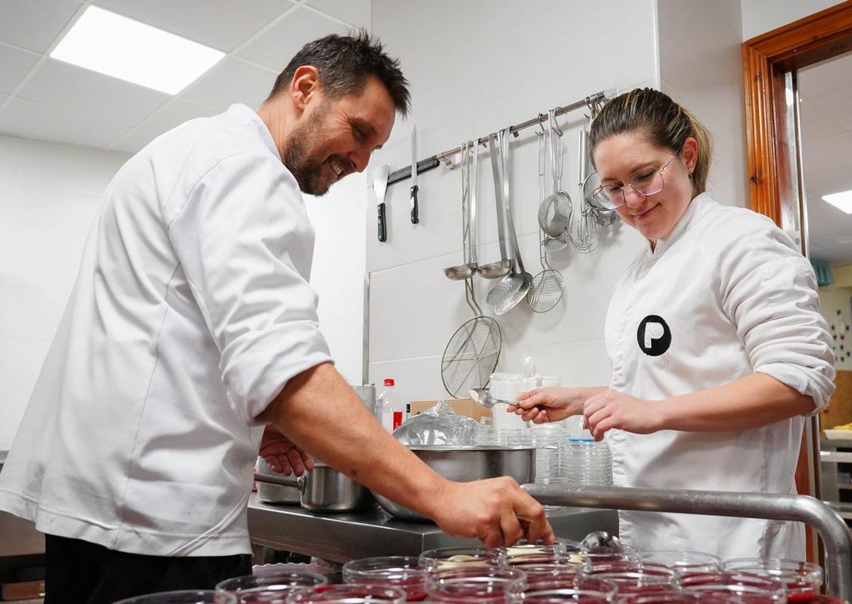 Imagen secundaria 1 - Juanjo Losada y Yolanda Rojo durante la preparación del menú.