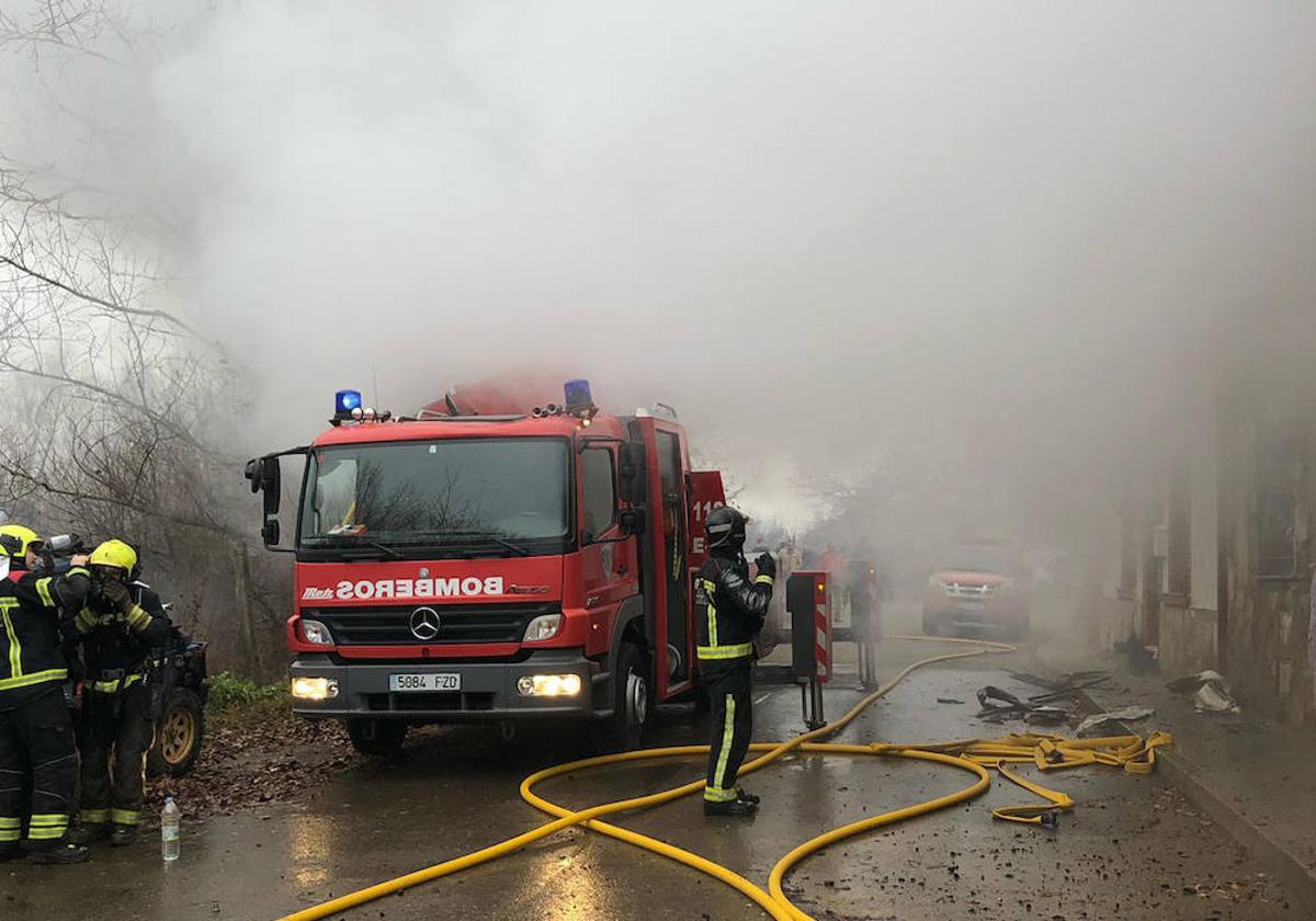 Bomberos de León intervienen en un incendio en Chozas de Abajo.