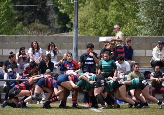 Un partido del León Rugby Club: de fondo pueden verse las gradas que tienen actualmente.