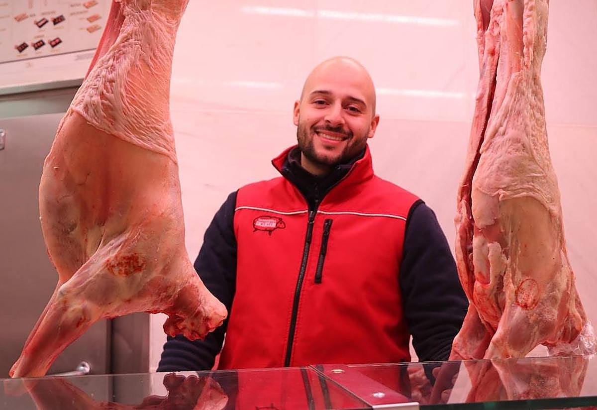 Carlos Escanciano en su carnicería del Mercado Conde Luna.