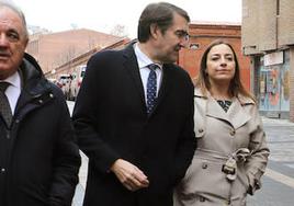 El consejero de Medio Ambiente, Vivienda y Ordenación del Territorio, Juan Carlos Suárez-Quiñones, junto a la alcaldesa de Palencia, Miriam Andrés; y el concejal de Urbanismo, Álvaro Bilbao, entre otros, visitan las obras realizadas en la calle Mayor Antigua de la capital.