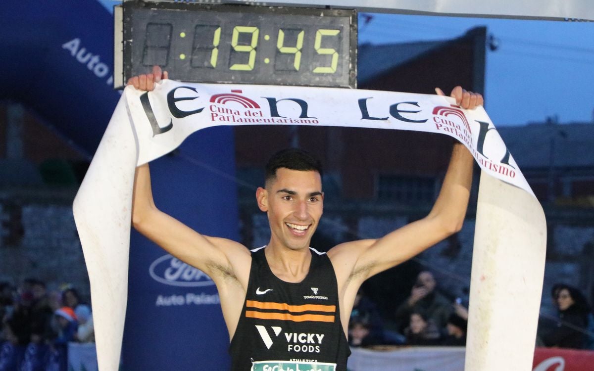 Entrada en meta del ganador de la categoría masculina, Daniel Alonso