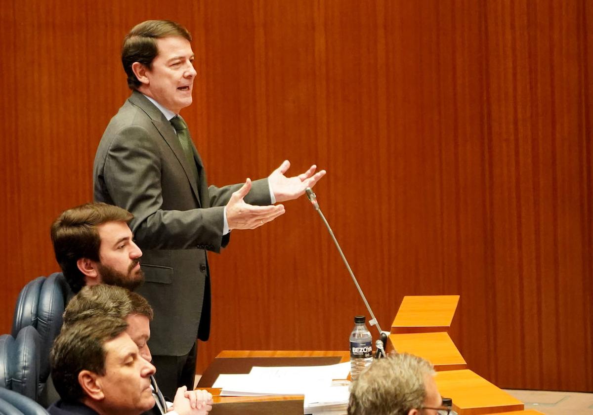 El presidente de la Junta, Alfonso Fernández Mañueco, durante un pleno de las Cortes.