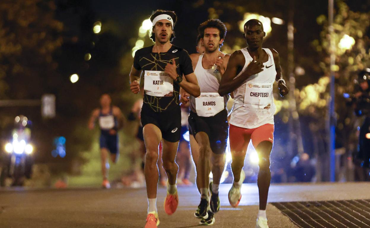 El ugandés Joshua Cheptengue (d), favorito para imponerse en la carrera, participa este sábado en la popular San Silvestre Vallecana, en la que más de 41.000 corredores han participado por las calles de Madrid.