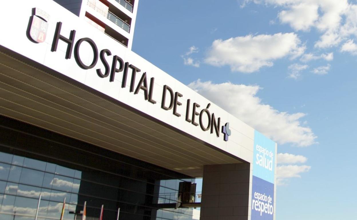 Imagen de la puerta principal del Hospital de León, donde fue trasladado el herido. 