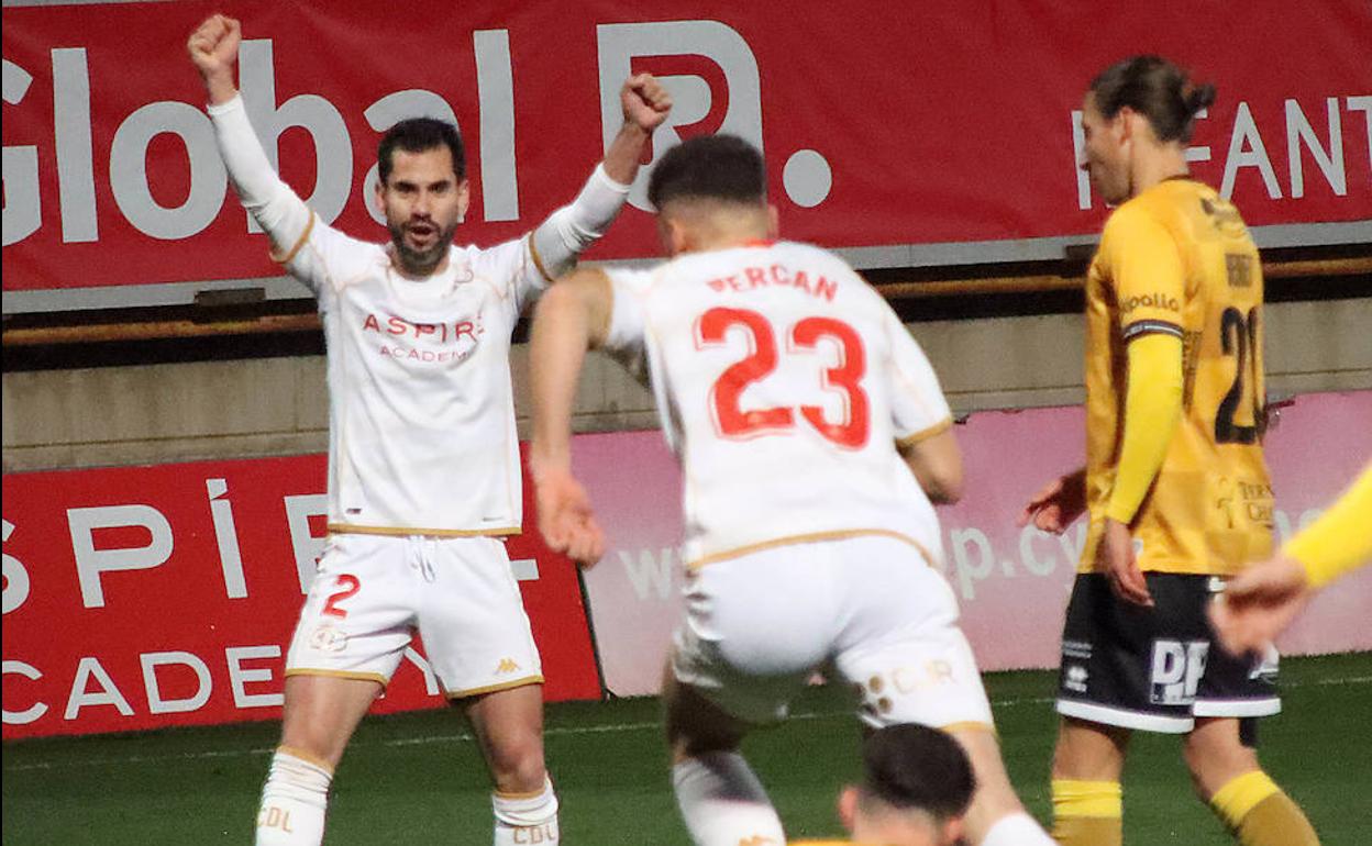 Percan y Saúl celebran un gol ante Unionistas.