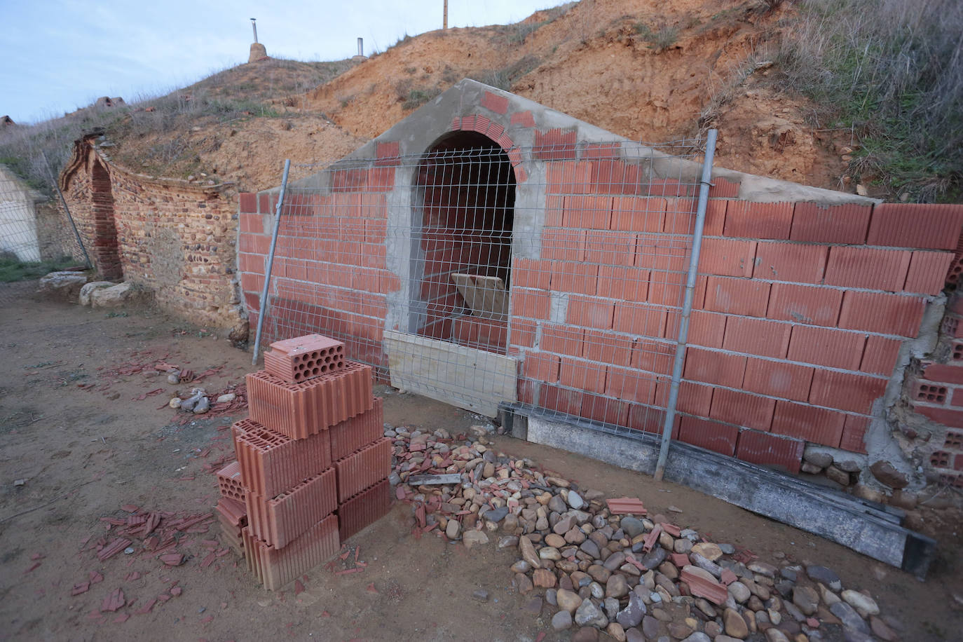 Claudiano Pellitero y su nieto Saúl Coque, rehabilitan una bodega familiar en el municipio leonés de Valdevimbre.