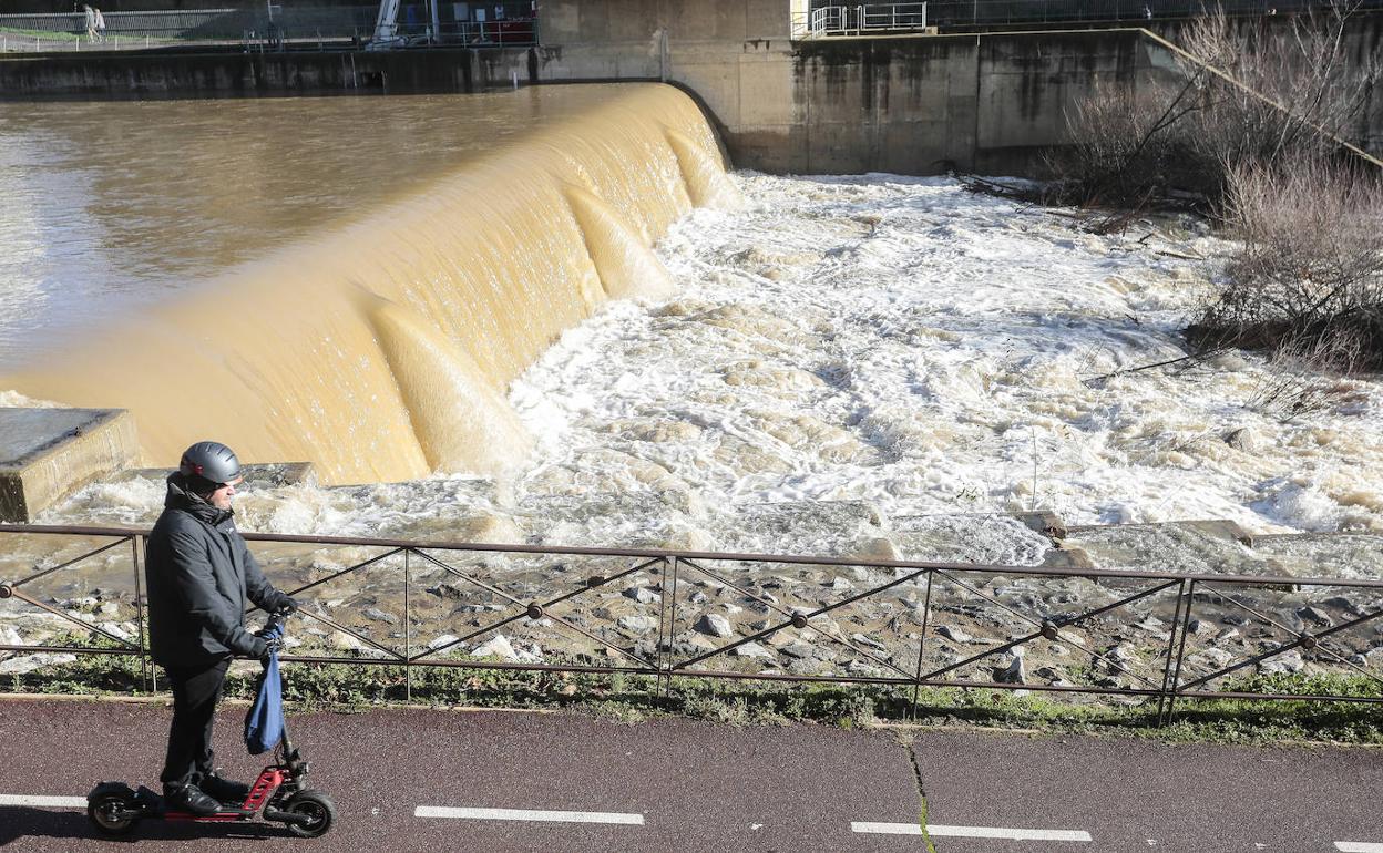 La crecida del río Bernesga a su paso por León este lunes. 