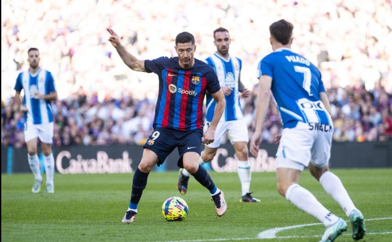 Robert Lewandowski, rodeado de futbolistas del Espanyol. 