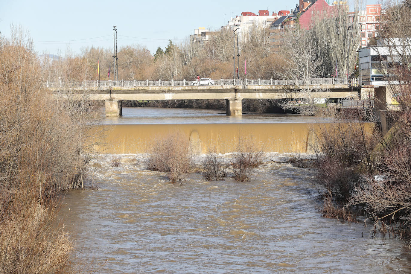 Crecida del río Bernesga a su paso por la capital leonesa