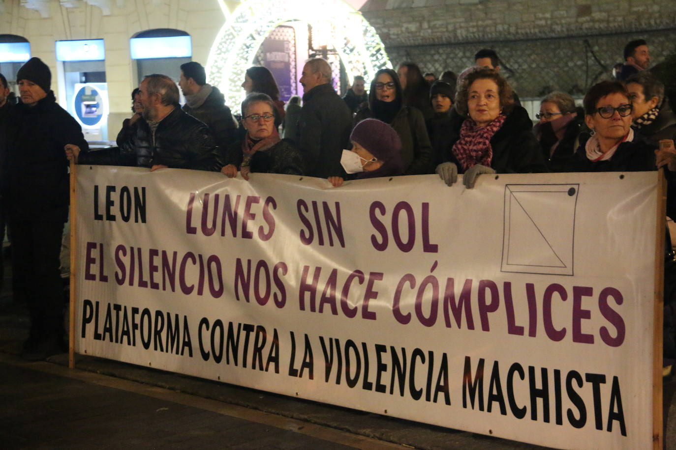 Concentración de Lunes sin Sol tras los tres asesinatos machistas de la última semana del año. 
