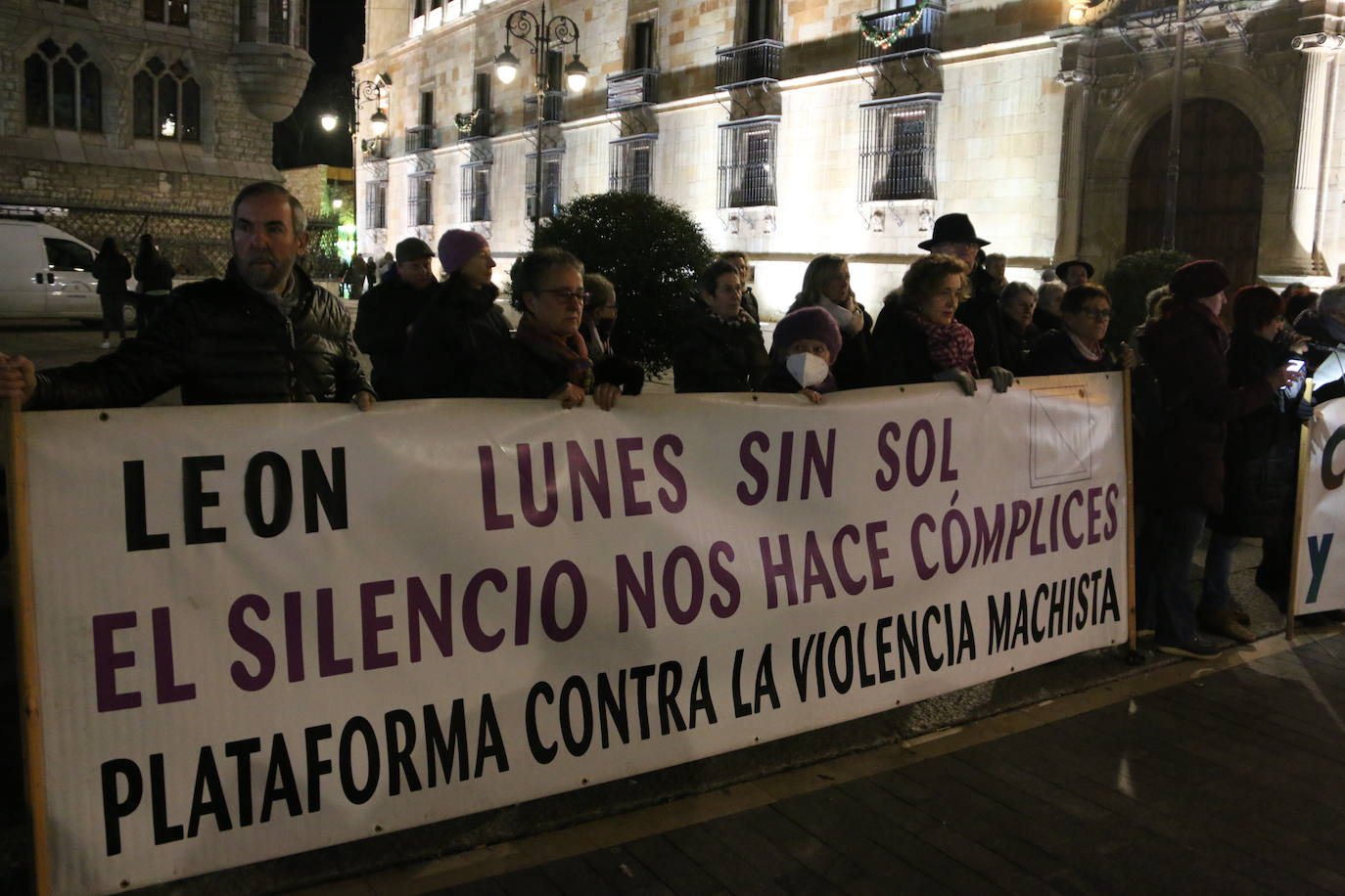 Concentración de Lunes sin Sol tras los tres asesinatos machistas de la última semana del año. 