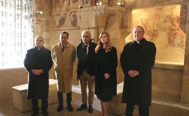 Imagen. Mar Sancho, viceconsejera de Cultura de la Junta de Castilla y León, junto al obispo de León, Luis Ángel de las Heras y el abad de San Isidoro, Francisco Rodríguez han presentando la intervención.