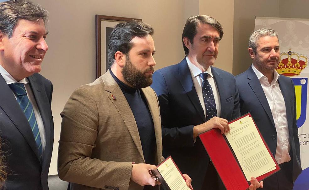 El consejero de Medio Ambiente, Vivienda y Ordenación del Territorio, Juan Carlos Suárez-Quiñones, y el alcalde de Villadangos del Páramo, Alejandro Barrera, en presencia del consejero de Economía y Hacienda, Carlos FernándezCarriedo, han firmado este martes el protocolo entre la Junta y este Ayuntamiento para la ampliación del polígono industrial. 