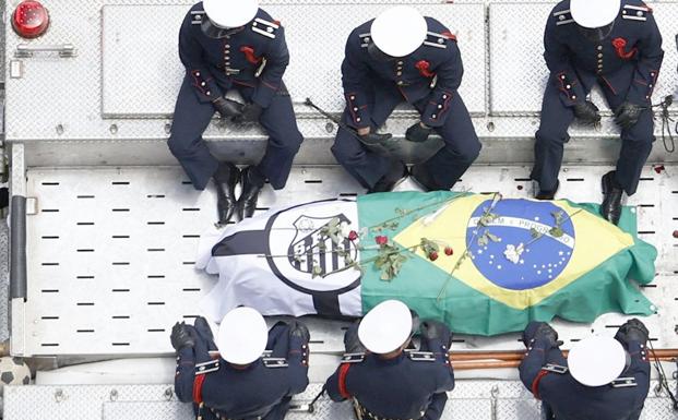 Los restos mortales de Pelé han llegado al cementerio tras recorrer Santos.
