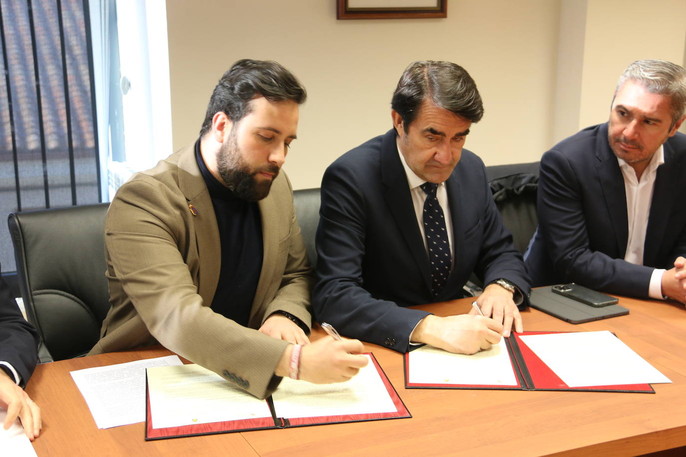 Firma del protocolo de ampliación del polígono de Villadangos.