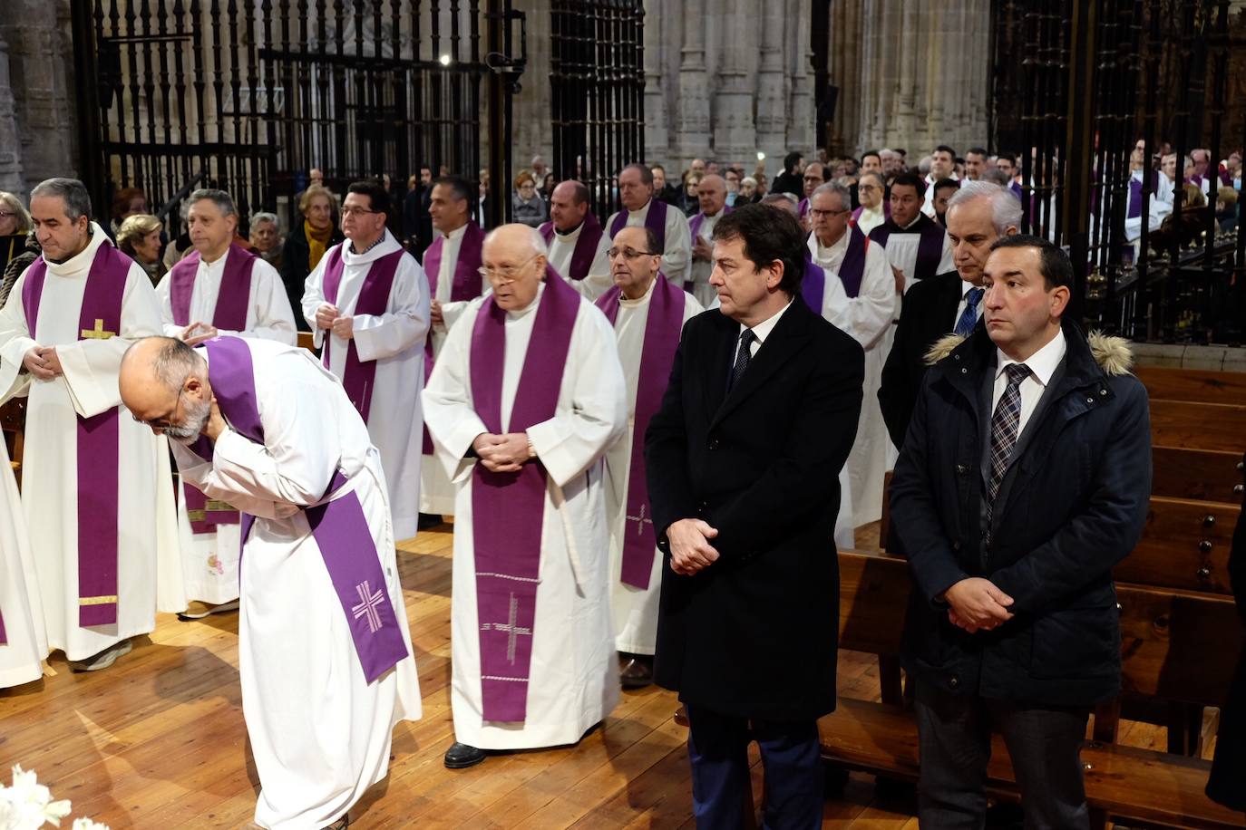 El presidente de la Junta, Alfonso Fernández Mañueco, asiste a la misa funeral por Benedicto XVI.