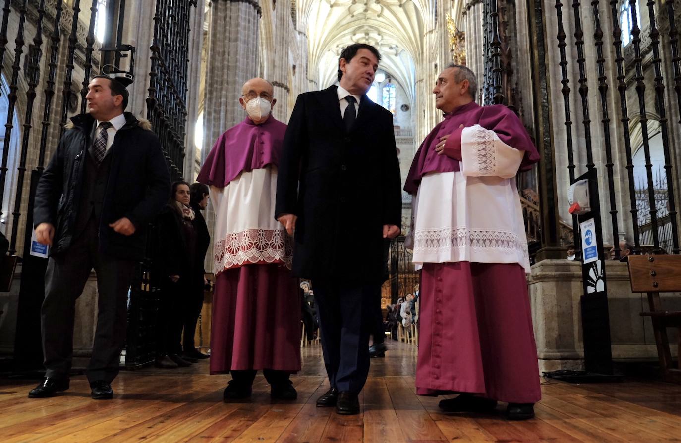 Mañueco asiste a la Catedral de Salamanca para rezar por el «eterno descanso» del papa Benedicto XVI.